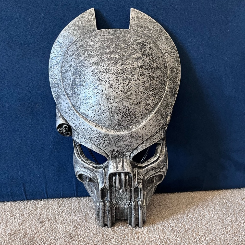 Silver Predator Metallic Mask (I think the laser still works)